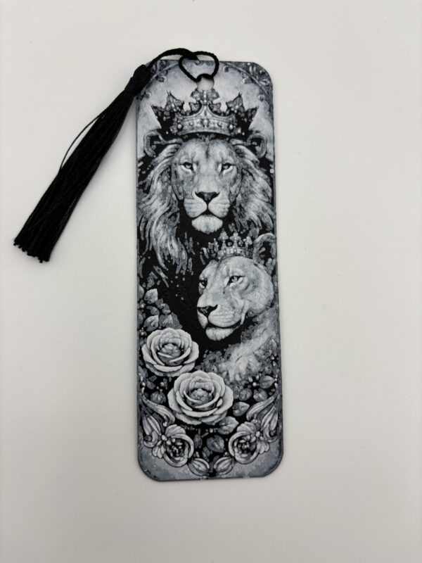 Monochrome layered 3D printed lion bookmark featuring crowned lion artwork with decorative tassel